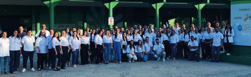 Equipe do Hospital Estadual Dirceu Arcoverde reunida em frente à unidade, em Parnaíba