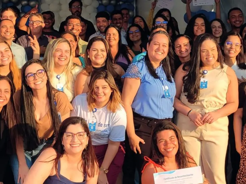 Colaboradoras do ISAC sorrindo juntas durante confraternização da unidade