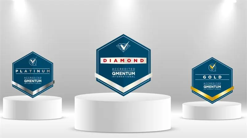 Selos Qmentum International Platinum, Diamond e Gold sobre pódios