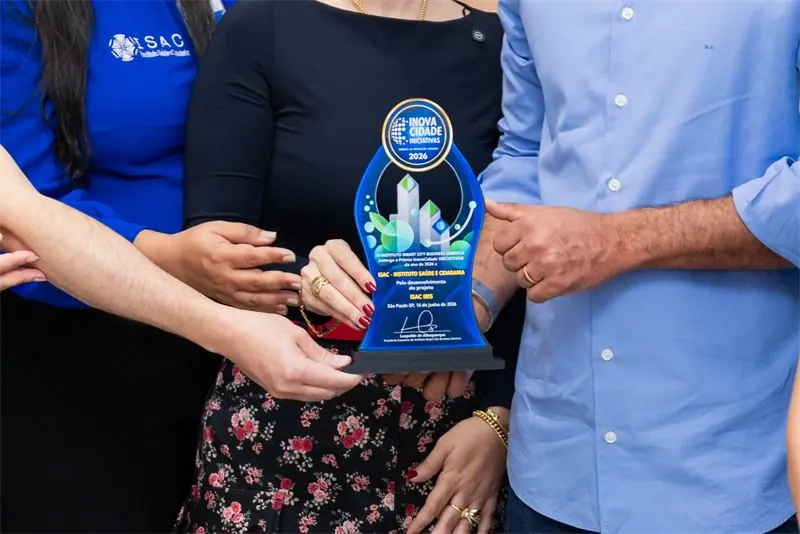 Equipe do ISAC segura o troféu do Prêmio InovaCidade 2026 pelo projeto ISAC Íris