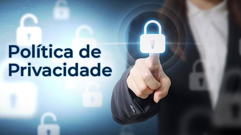 Foto com fundo azul e imagem de vários cadeados brancos espalhados. Do lado esquerdo está escrito "Política de Privacidade". Do lado direito há um homem tocando num cadeado que brilha. Ele aparece da cintura até o pescoço, veste blazer preto e camisa branca.