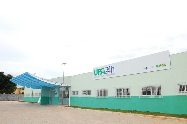 Fachada da UPA Santa Paula. O prédio é pintado de branco e verde, tem um toldo na entrada e uma placa com a identificação da UPA 24h.