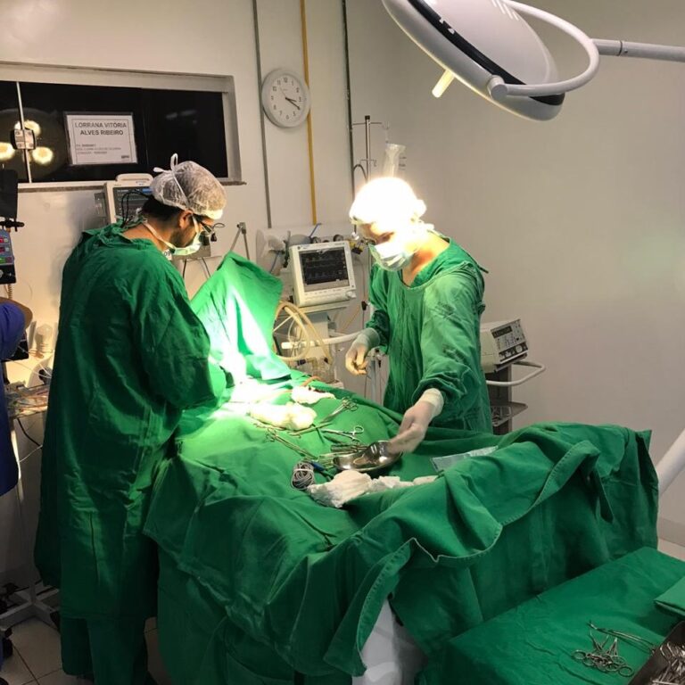 Dois médicos operando no centro cirúrgico