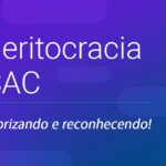 Card retangular com fundo azul e o seguinte texto: "Meritocracia ISAC, valorizando e reconhecendo!".