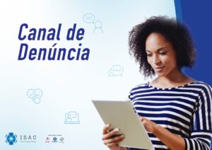 Foto de uma mulher olhando para um tablet. Ela tem cor de pele negra, cabelos cacheados, usa uma camisa listrada e aparece da cintura para cima. Do lado esquerdo está escrito: "Canal de Denúncias". No rodapé estão as logomarcas do ISAC, Vital, Kairós Care e Genesis.