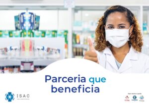 Banner digital dividido em duas partes horizontais. Na parte de cima há a foto de uma mulher dentro de uma farmácia. Ela aparece do peito para cima, usa máscara facial, sorri e acena com o polegar para a câmera. Na parte de baixo há o seguinte texto: "Parceria que beneficia". Abaixo estão as logomarcas do ISAC, Vital, Kairós Care e Genesis.