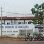 Imagem da fachada do Hospital Municipal de Araguaína. Prédio térreo com pintura branca e telhas vermelhas.