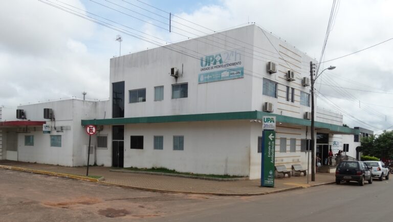 Imagem do prédio da UPA Anatólio Dias. Prédio pintado com cor predominantemente branca e detalhes verdes.