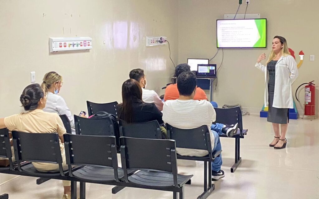 Médicos do PAI Araguaína durante capacitação sobre icterícia neonatal com médica pediatra Fernanda Silva