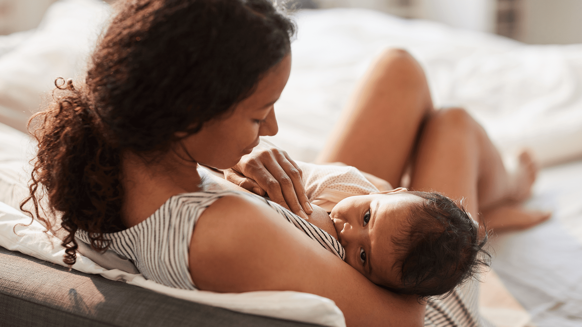 Amamentação fortalece a imunidade e o vínculo emocional entre mãe e bebê