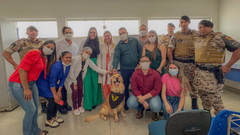 Equipe do HMA e Força Tática da PMTO posam ao lado do cão terapeuta Parmo, um golden retriever que faz parte do projeto de cinoterapia do hospital