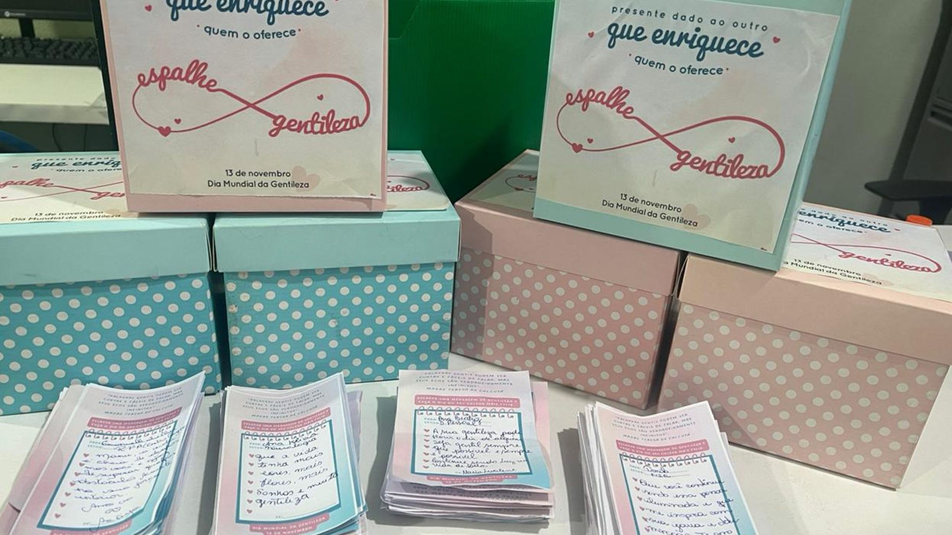 Cartões com mensagens de afeto e atenção dos colaboradores foram distribuídos nos corredores do hospital