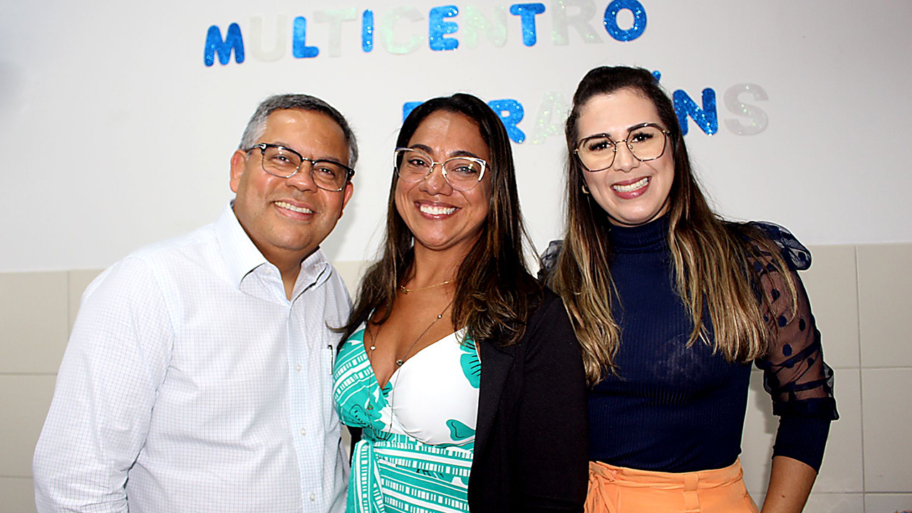 Marcus Andrade, Carla Gomes (centro) e Kamyla Bastos representaram o ambulatório e o ISAC durante a cerimônia. (Foto: Aline Reis)