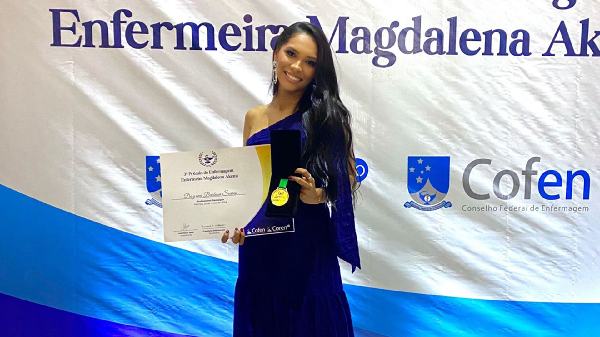 Dayana Barbosa Soares foi premiada na categoria Assistência de Enfermagem (Foto: Coren-TO)