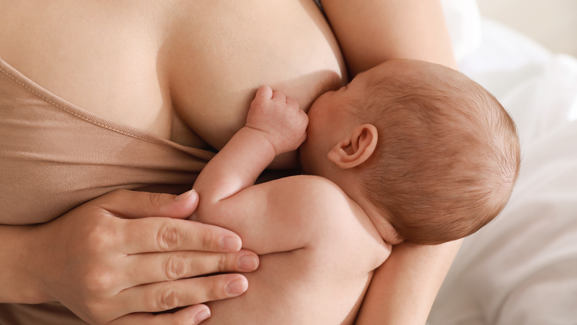 Outra vantagem da amamentação exclusiva nos seis primeiros meses é o fortalecimento do vínculo afetivo entre mãe e bebê, ajudando, inclusive, a reduzir o risco de doenças crônicas na vida adulta. (Foto: Freepik)