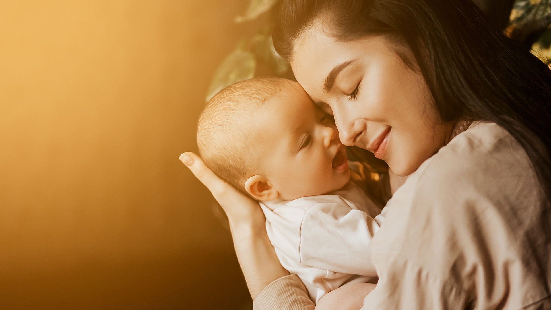 A campanha do Agosto Dourado incentiva e destaca os benefícios do leite materno para os bebês e orienta sobre os riscos de introduzir outros alimentos precocemente. (Foto: Freepik)