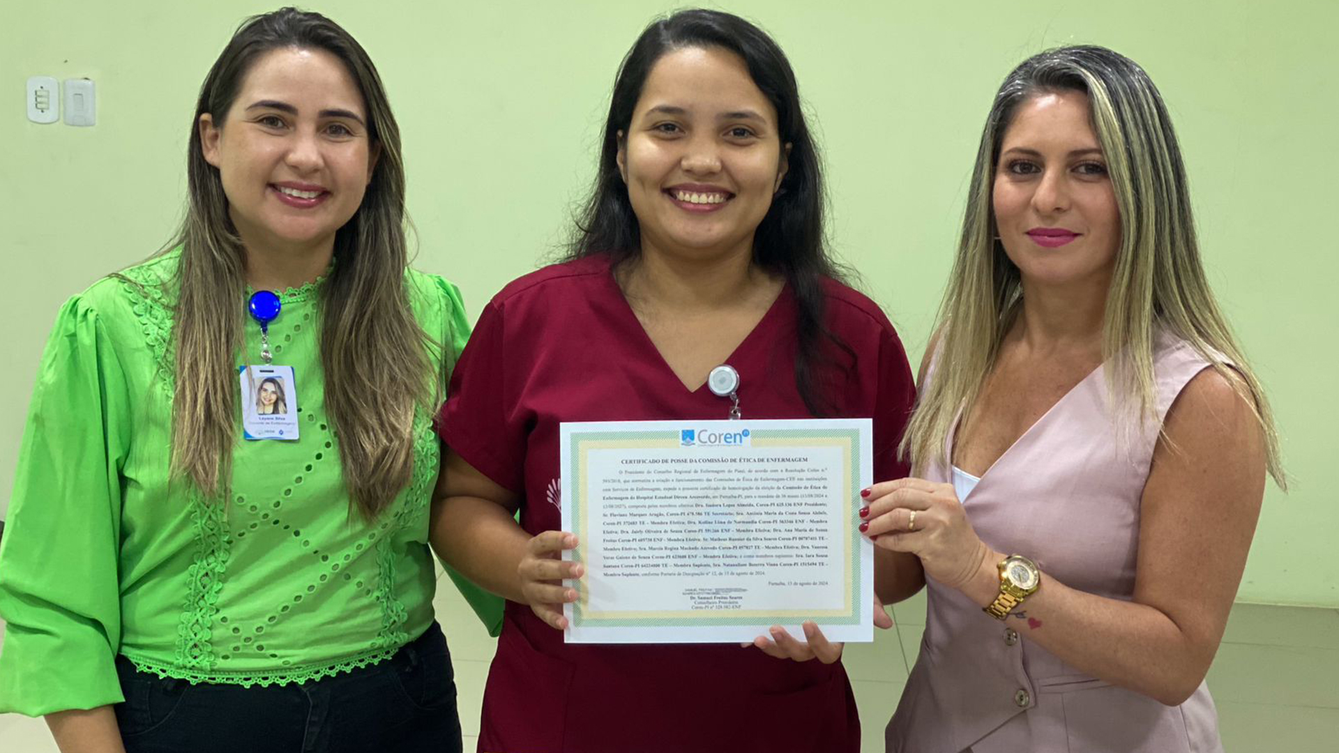 Isadora Lopes Almeida, nova presidente da Comissão de Ética de Enfermagem, ao lado de Layane Silva (esq.) e Leide Aragão. (Foto: Camila Neto/HEDA)