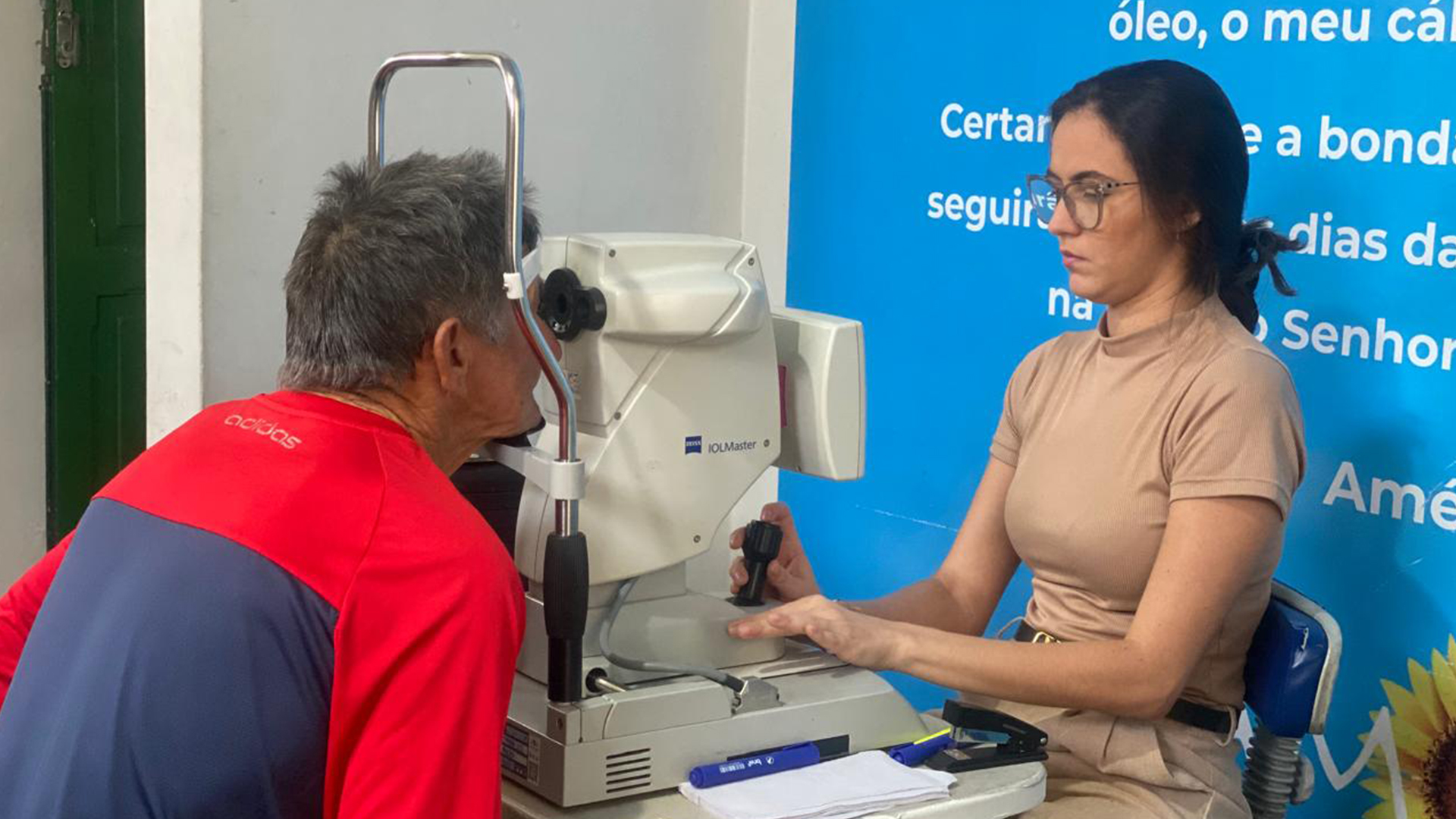 A iniciativa pretende zerar a fila de espera para as cirurgias de catarata pelo SUS – Sistema Único de Saúde, oferecendo a oportunidade para mais pessoas recuperarem a visão e viverem de forma mais segura e independente. (Foto: Camila Neto/HEDA)