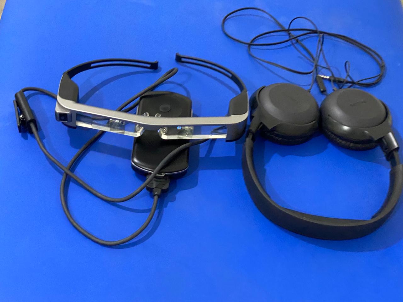 O equipamento usado para a telemedicina com realidade aumentada é um Epson Moverio BT-300 Smart Glasses. (Foto: HEDA)