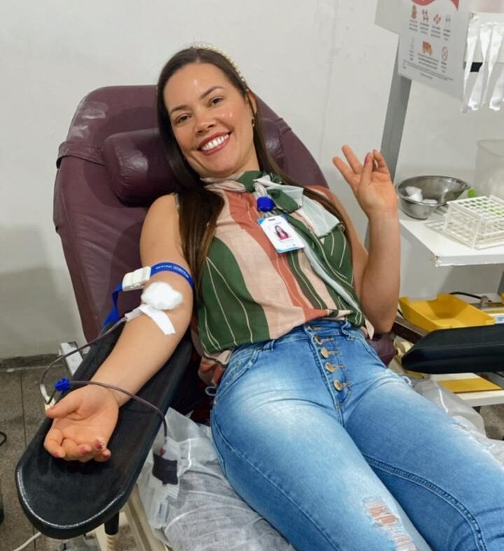 A diretora-geral do HEDA, Wal França, também ingressou no time dos doadores de sangue durante a ação. (Foto: HEDA)