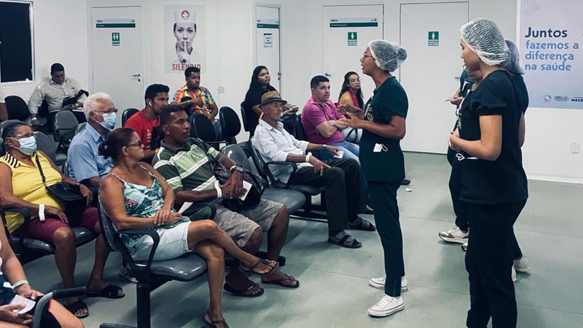 Raquel Poncell, enfermeira da UPA Benedito Bentes, trouxe orientações para prevenção do câncer do colo do útero, considerada a quarta maior causa de morte entre as mulheres. (Foto: Secom Maceió)