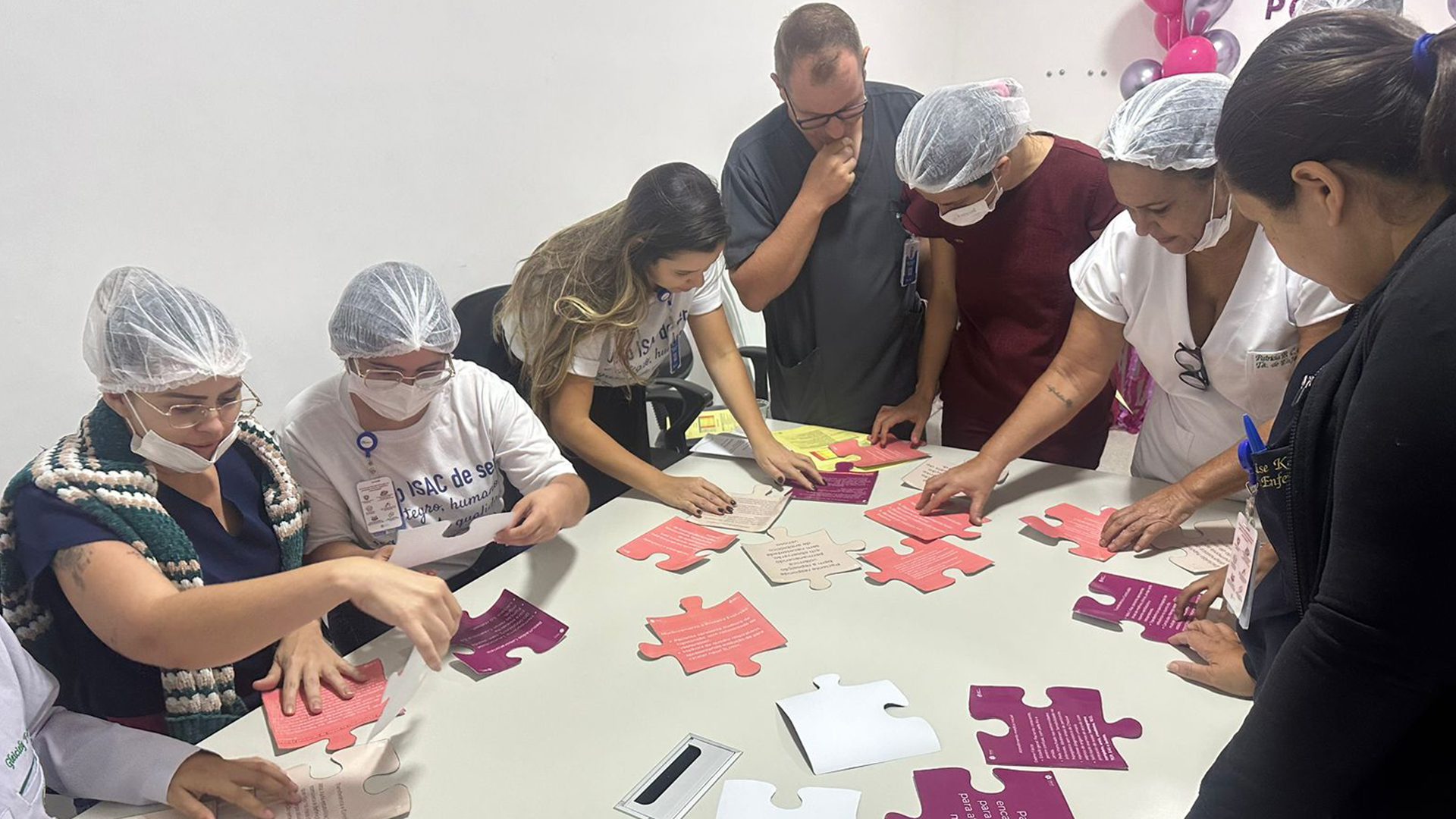 O treinamento aconteceu no Hospital da Cidade (HC) e foi conduzido pela equipe do Serviço de Controle de Infecção Relacionada à Assistência à Saúde (SCIRAS) do hospital. (Foto: Divulgação)