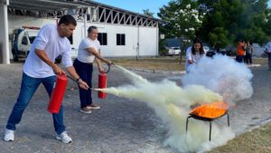 Colaboradores da UPA Trapiche da Barra aprenderam noções sobre princípio de incêndio e primeiros socorros em situação de emergência dentro na unidade. (Foto: Divulgação)