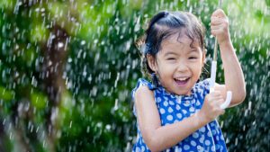 Umidade e variações de temperatura favorecem o aparecimento de infecções respiratórias em crianças com menos de cinco anos (Foto: Freepik)