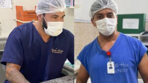Vinícius Rocha (esq.) e Joelton Fontenele começaram como maqueiros no HEDA, buscaram se especializar e agora atuam como técnicos em Enfermagem. (Foto: Divulgação/HEDA)