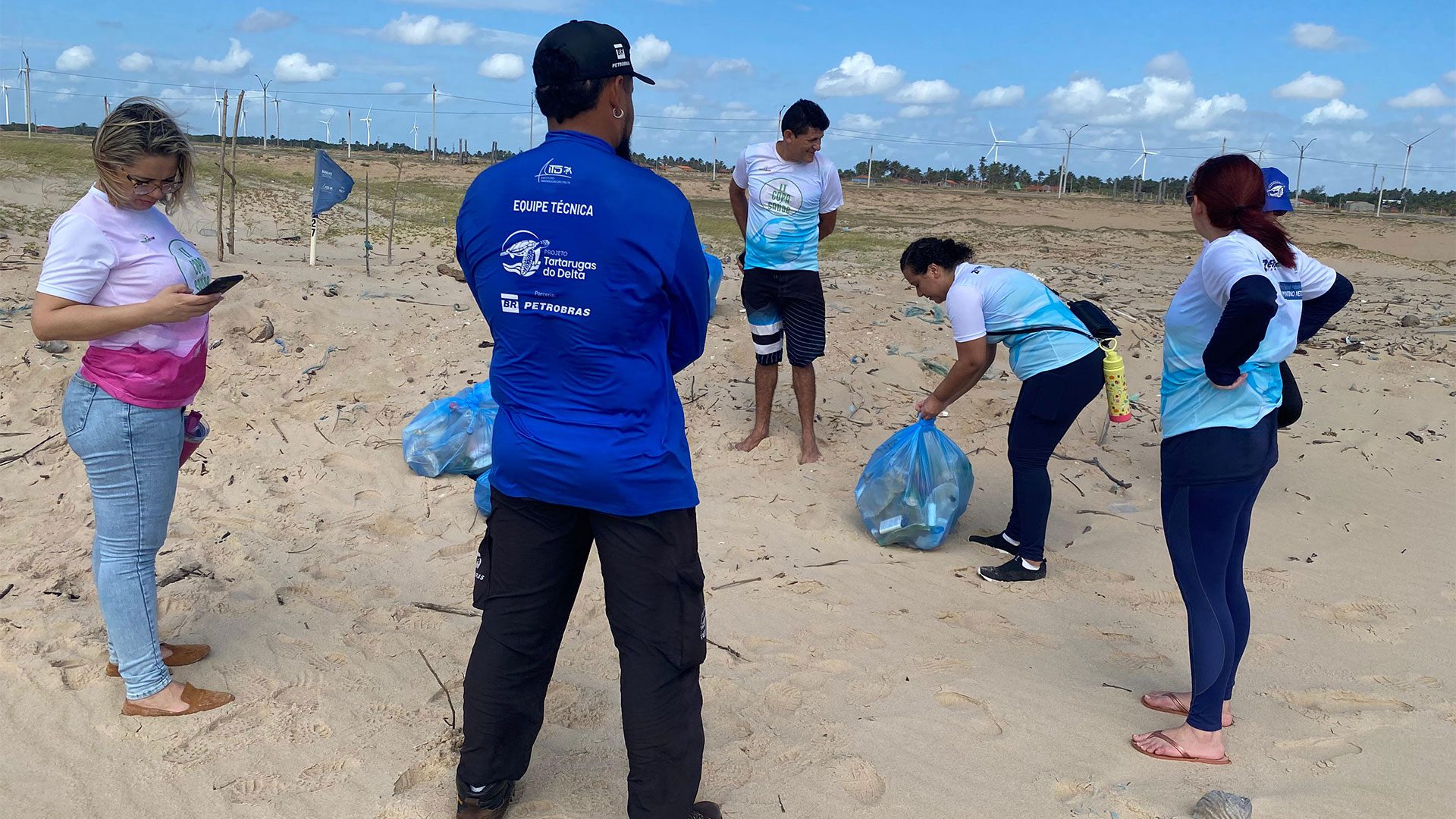 Durante a ação, todos puderam perceber como o lixo visível na faixa de areia representa apenas uma fração do problema. E com gestos simples, mas impactantes, a equipe envolvida mostrou que a mudança começa com atitudes conscientes e colaborativas. (Foto: Camila Neto)