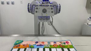 Os objetos funcionam a pilhas e baterias portáteis e todo o processo passou por avaliação de um físico médico, a fim de garantir a ausência de quaisquer interferências na qualidade dos exames. (Foto: Monique Beltrão/UPA Santa Lúcia)