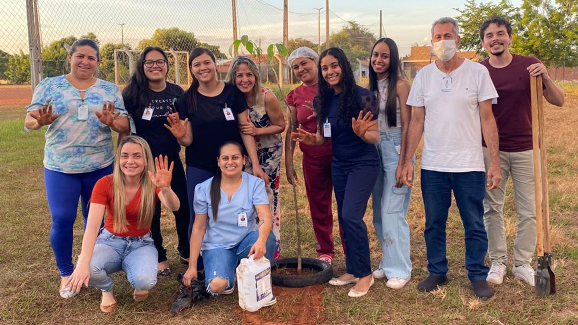 Ao todo, nove espécies nativas da região, como Ipê, Oiti e Caju, foram plantadas e, a partir de agora, os cuidados são diários. (Foto: Sara Tavares)