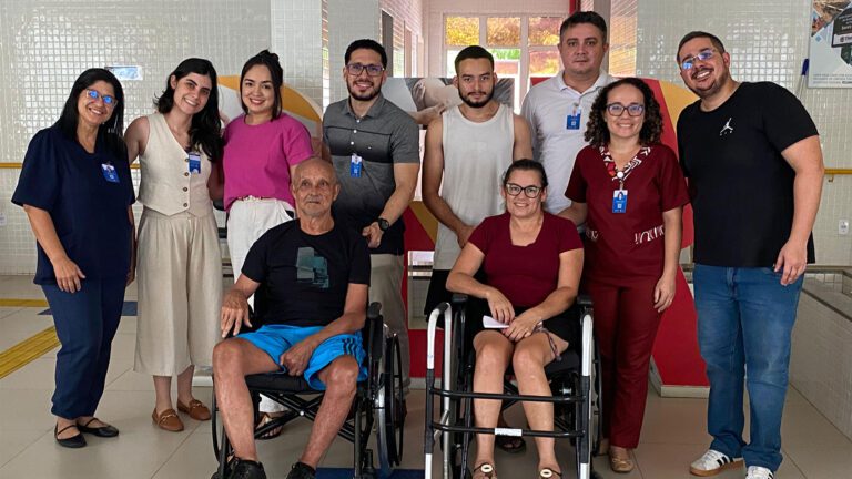 O CER IV realizou mais uma etapa de entrega de equipamentos, como cadeiras de rodas, aos pacientes com mobilidade reduzida em processo de reabilitação que mais precisam. (Foto: Camila Neto)