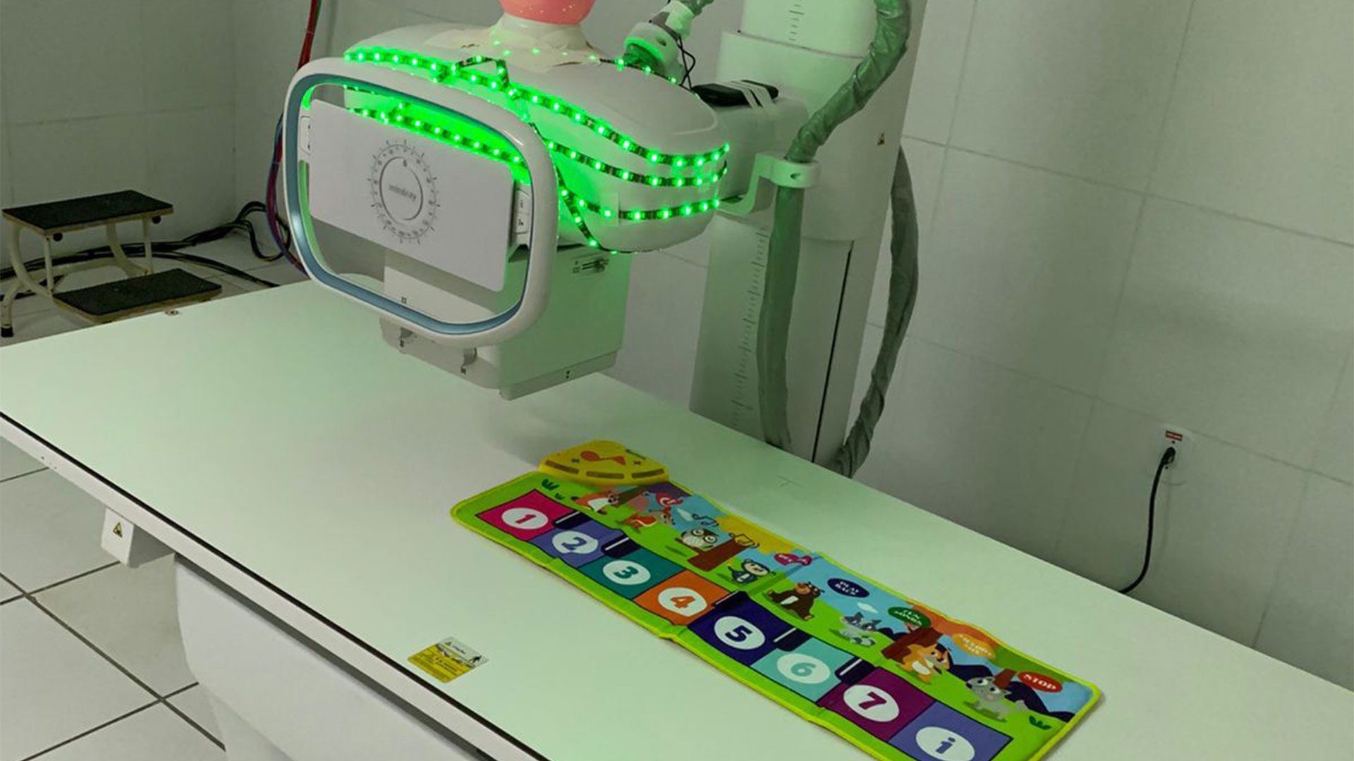 O RadInclui conta com suporte de contenção sustentável, desenvolvido pela equipe de Radiologia da UPA Trapiche da Barra, garantindo a segurança do paciente e evitando que ele saia do espaço delimitado. (Foto: Divulgação)