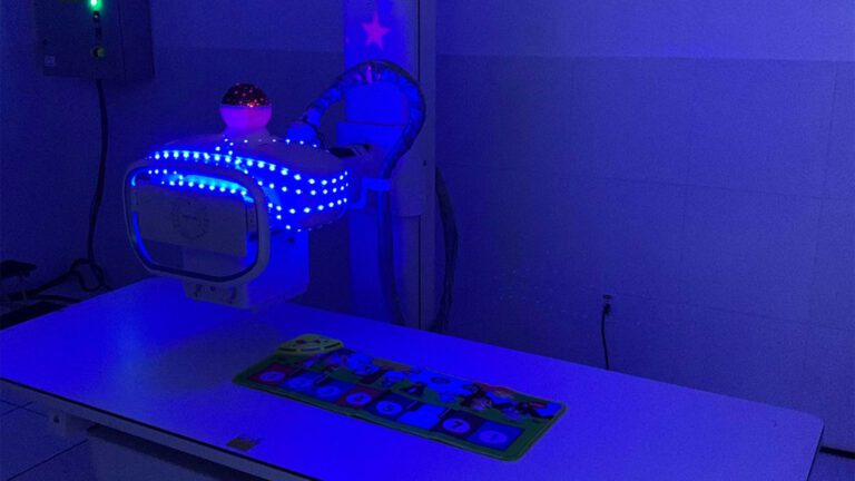 O RadInclui é um projeto inovador direcionado aos pacientes com necessidades especiais que precisam realizar exames radiológicos. A UPA Trapiche da Barra é a segunda unidade do Brasil a adotar o serviço. (Foto: Divulgação)