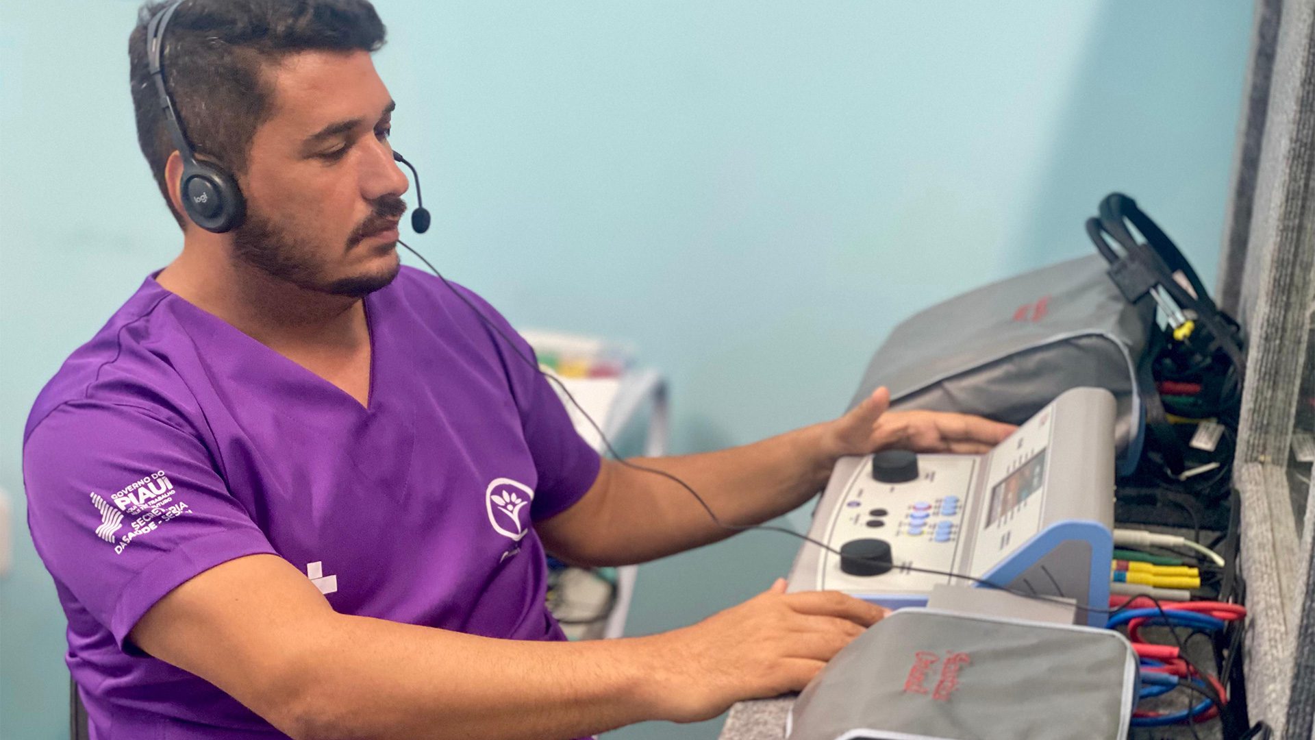 A cabine acústica é um ambiente controlado e equipado com tecnologia adequada, como o audiômetro com fones específicos. (Foto: Camila Neto)