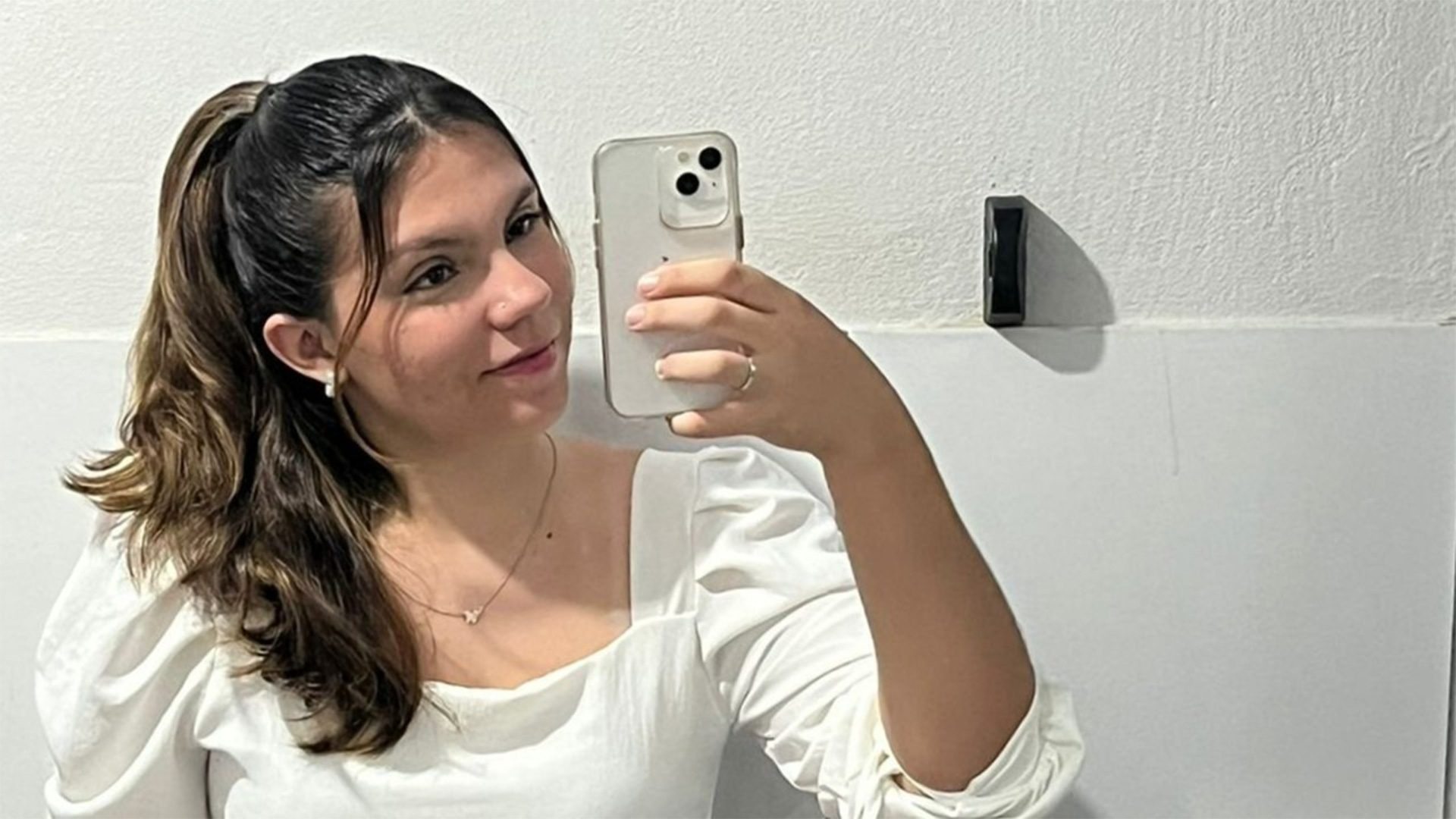 O procedimento foi realizado em Sofia de Araújo Aragão, de 20 anos, que avaliou a experiência como “positiva, rápida e bastante segura”, afirma. (Foto: Arquivo Pessoal)