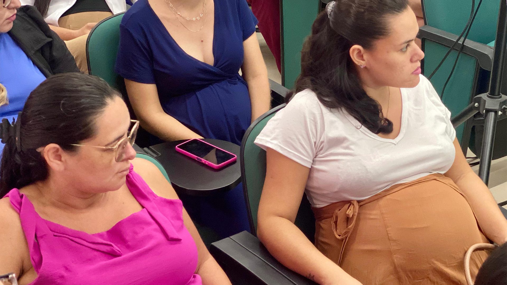 O que esperar do trabalho de parto, formas de alívio da dor e intervenções necessárias durante o nascimento, assim como a apresentação do setor de obstetrícia do hospital, foram os assuntos abordados durante as palestras. (Foto: Camila Neto)