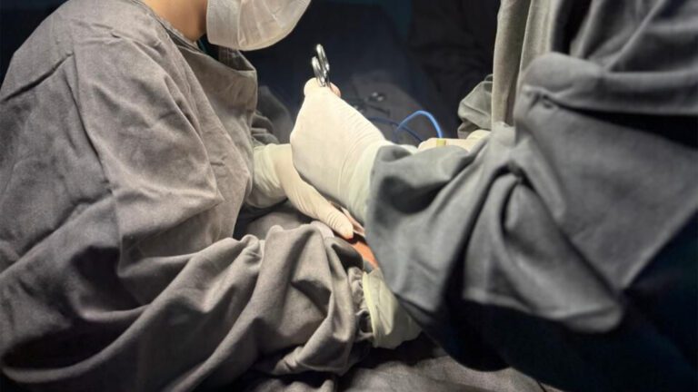 A cirurgia de miomectomia, que removeu com sucesso um tumor benigno de grandes dimensões, permitiu a uma paciente de 39 anos manter vivo o sonho de ser mãe. (Foto: Divulgação/HRCR)