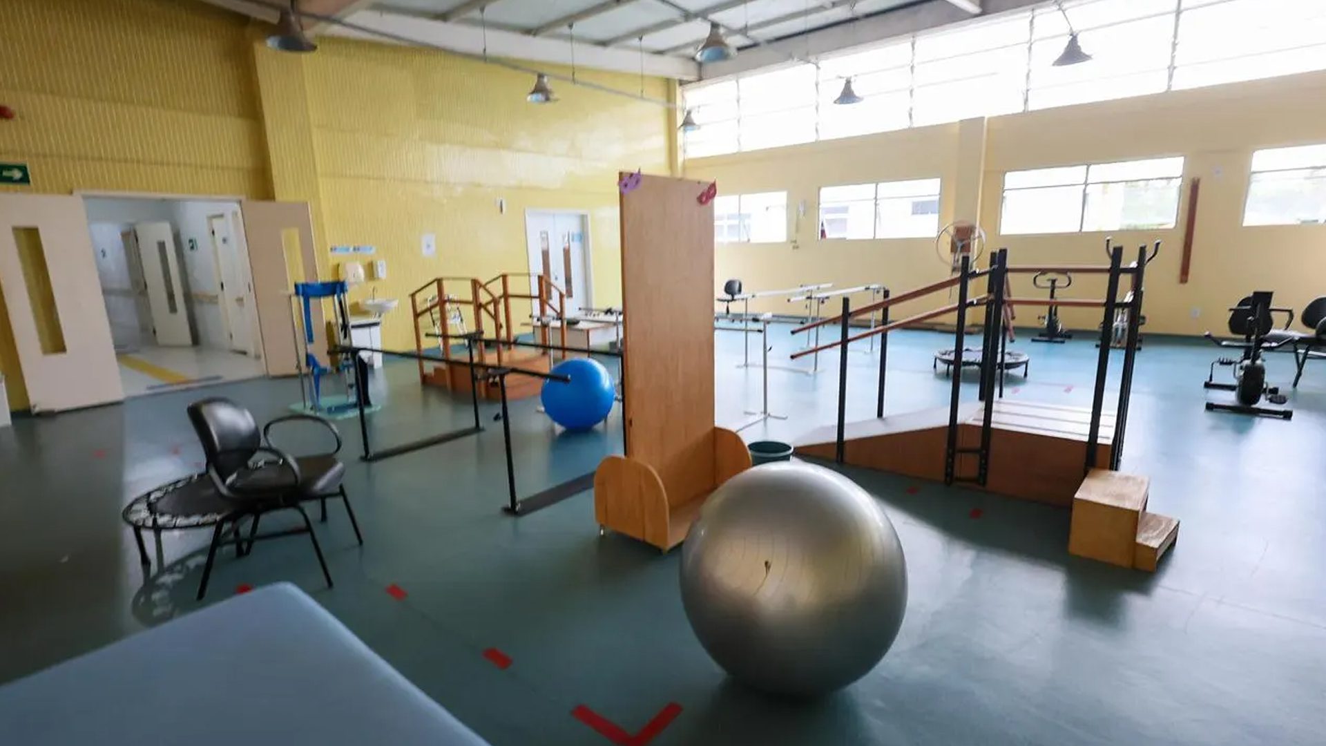 Ao todo, o setor conta com oito fisioterapeutas, que atuam de forma integrada e humanizada, garantindo acompanhamento contínuo e personalizado aos pacientes. (Foto: Camila Neto)