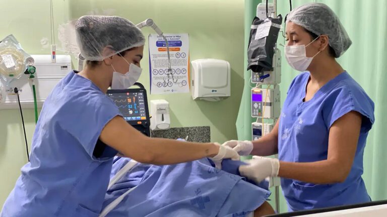 Considerada um marco no cuidado intensivo moderno, a atuação do profissional fisioterapeuta nas UTIs promove uma evolução clínica mais rápida, segura e humanizada. (Foto: Camila Neto)