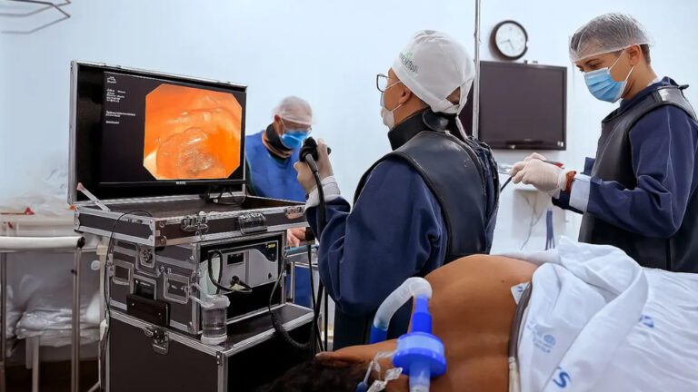 Procedimento inédito no HRCR, a CPRE combina endoscopia e radiografia para o tratamento das vias biliares e pancreáticas, dispensando o deslocamento para Teresina. (Foto: Divulgação)