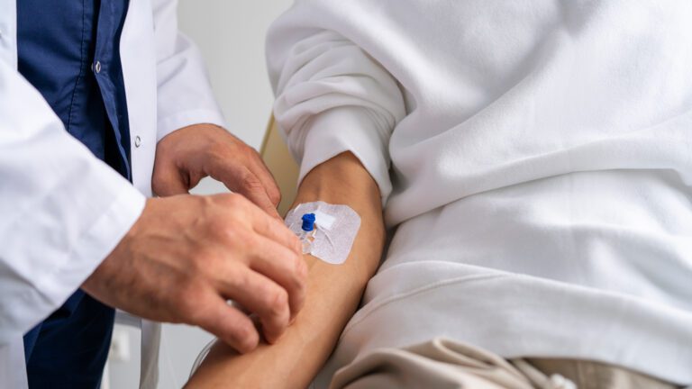 Em geral, pacientes que estão em tratamento contra o câncer possuem dúvidas sobre quando e se é possível buscar atendimento no pronto atendimento convencional. (Foto: Freepik)