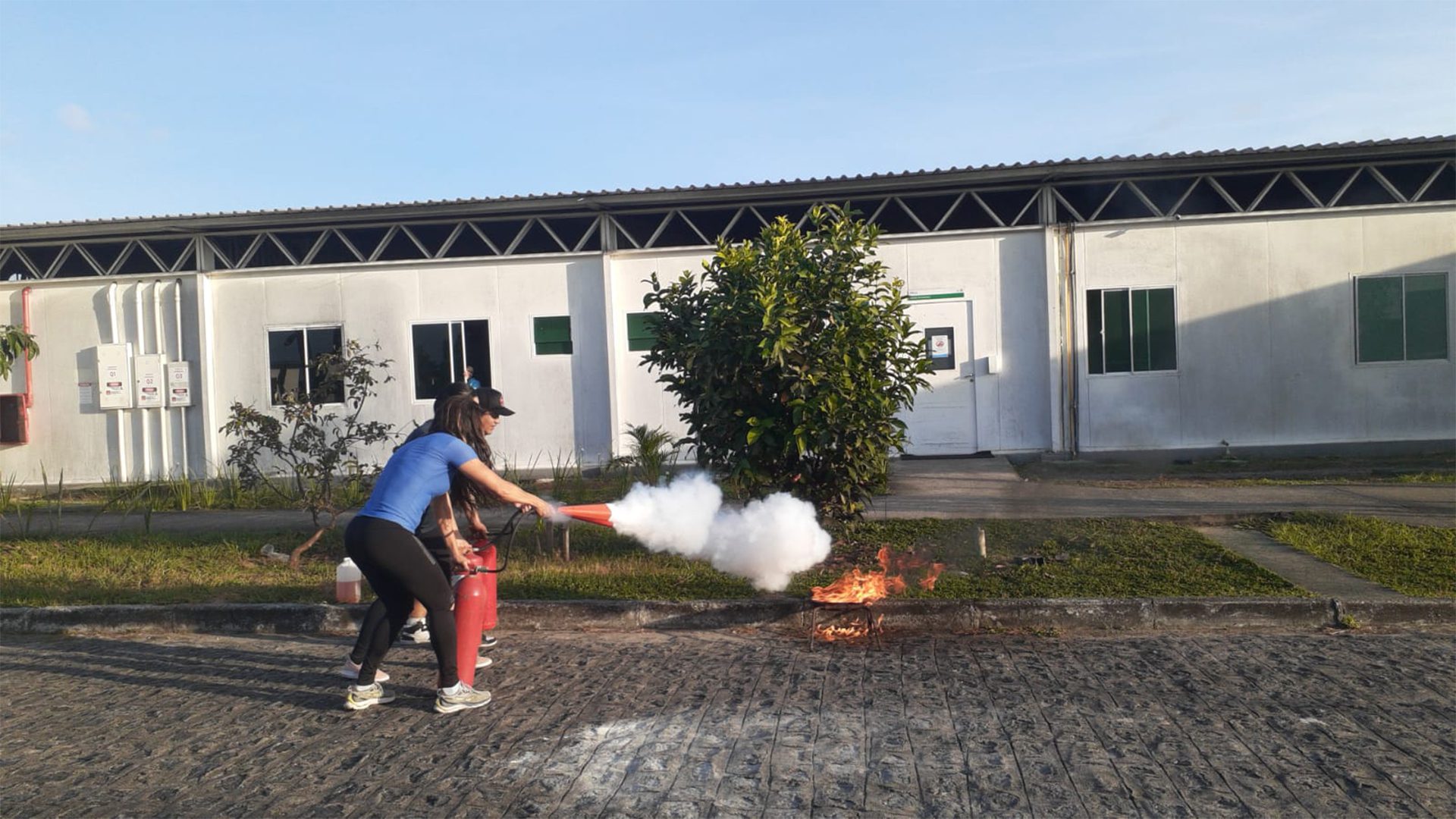 Colaboradores da UPA Benedito Bentes receberam treinamento para agir de forma rápida e eficaz em casos de incêndio, queimaduras e evacuação segura de ambientes. (Foto: Divulgação)