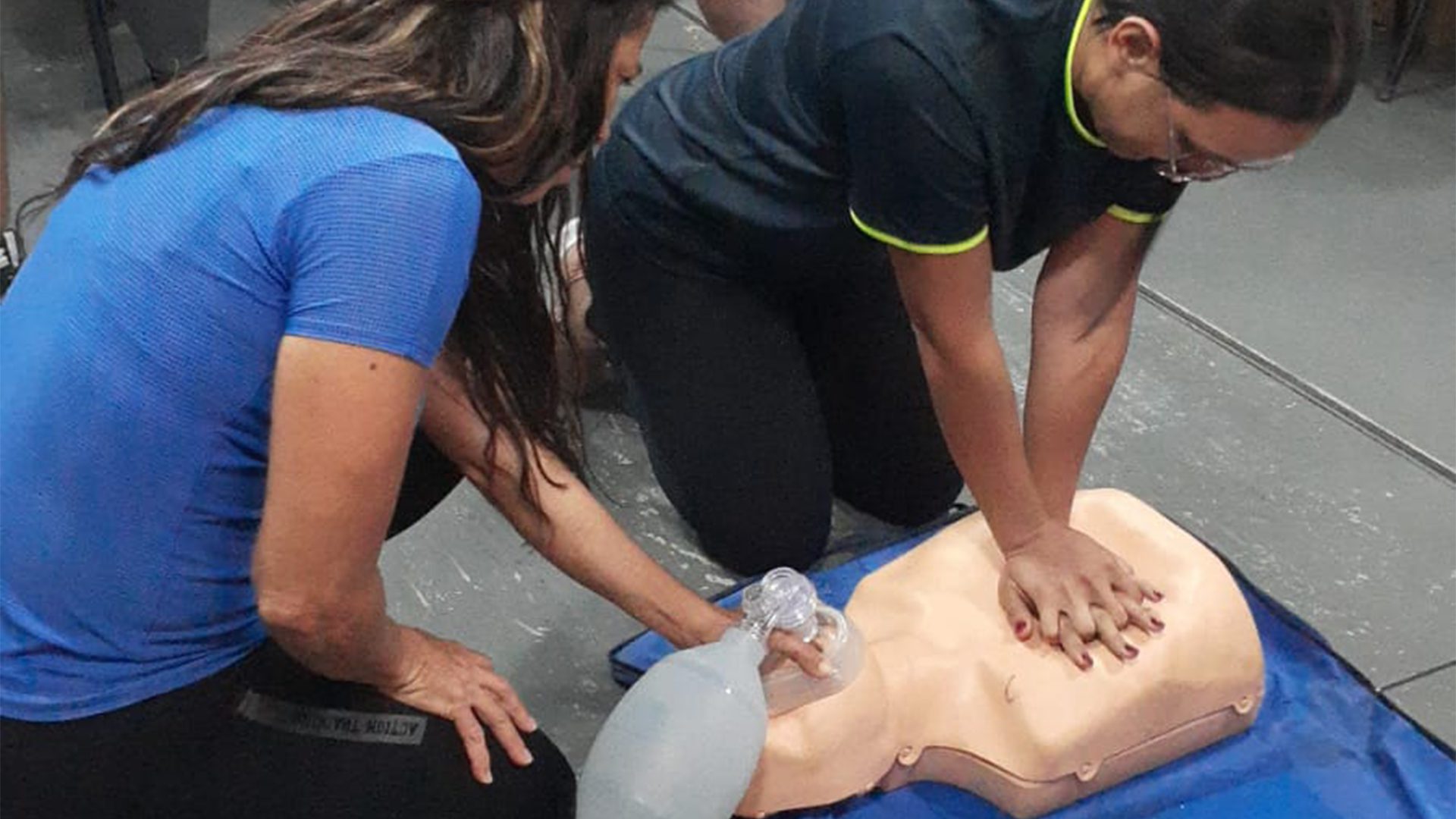 Além dos casos de incêndio, os colaboradores da UPA Benedito Bentes também receberam treinamento em outras situações de emergência. (Foto: Divulgação)