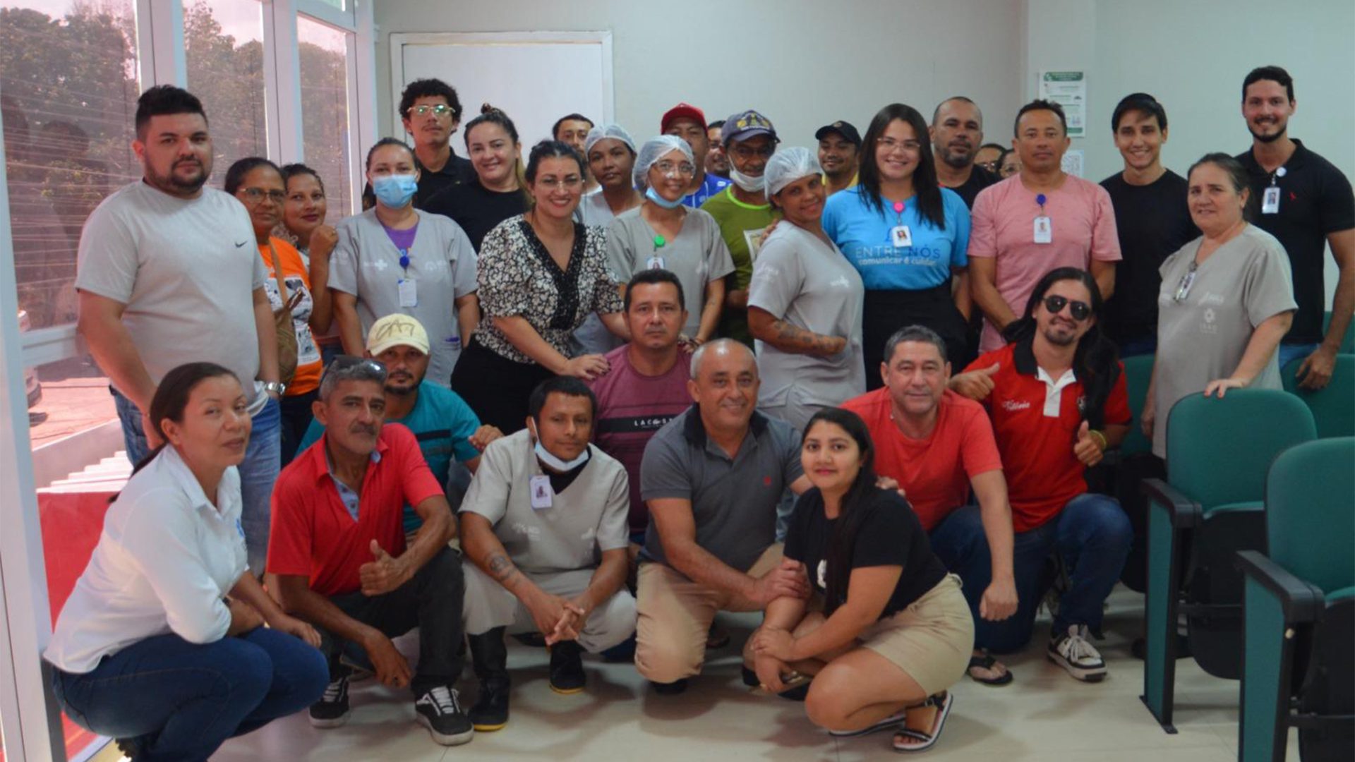 Durante os encontros, foram reforçadas as normas essenciais de segurança, como a obrigatoriedade do não uso de adornos (anéis, pulseiras, brincos e relógios), medida indispensável para evitar o acúmulo de microrganismos e garantir a integridade das práticas de limpeza. (Foto: Camila Neto)