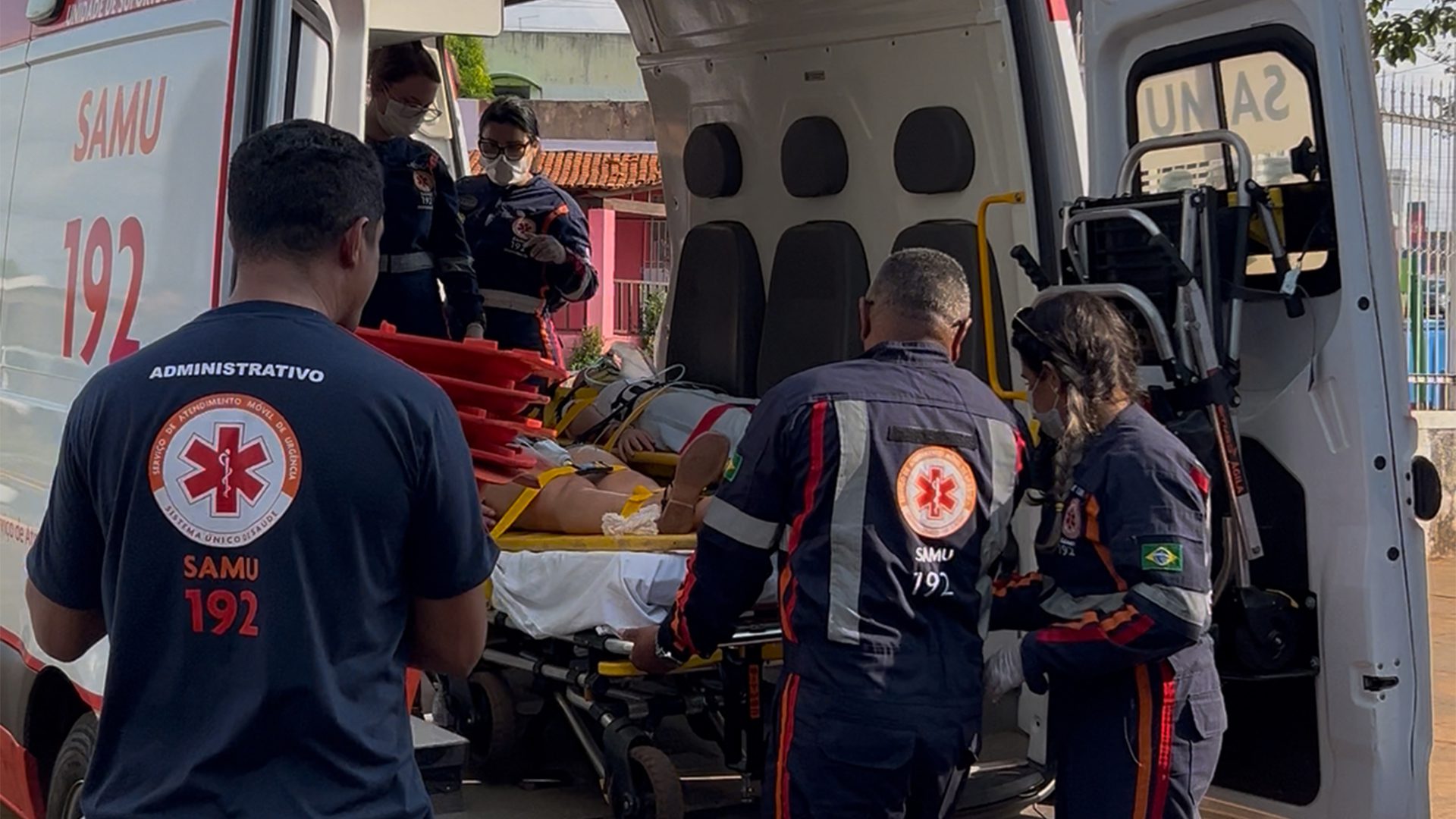 Este ano, o exercício reproduziu um acidente automobilístico envolvendo adultos e crianças, permitindo que a equipe vivenciasse a pressão e a complexidade de tomadas de decisões rápidas. (Foto: Divulgação)