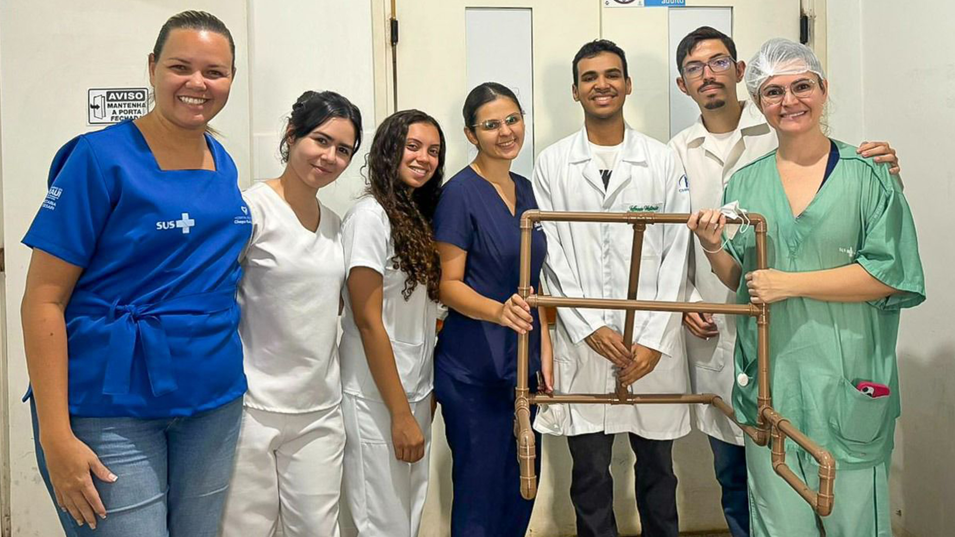 Desenvolvidas por alunos da CHRISFAPI, as cadeiras de PVC proporcionam posicionamento adequado e seguro, garantindo conforto e assistência aos pacientes. (Foto: Divulgação)