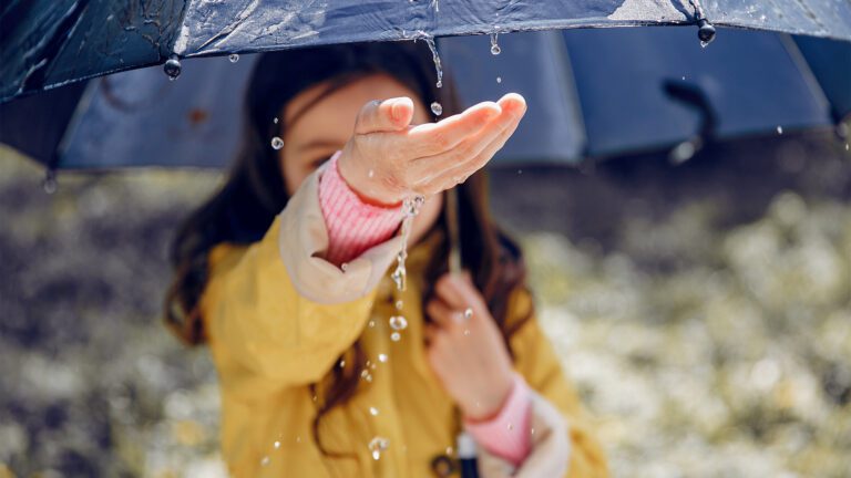 Embora a maioria dos quadros de dengue e síndromes gripais evolua bem, é importante ficar atento aos sinais de complicações e buscar por atendimento rápido. (Foto: Freepik)