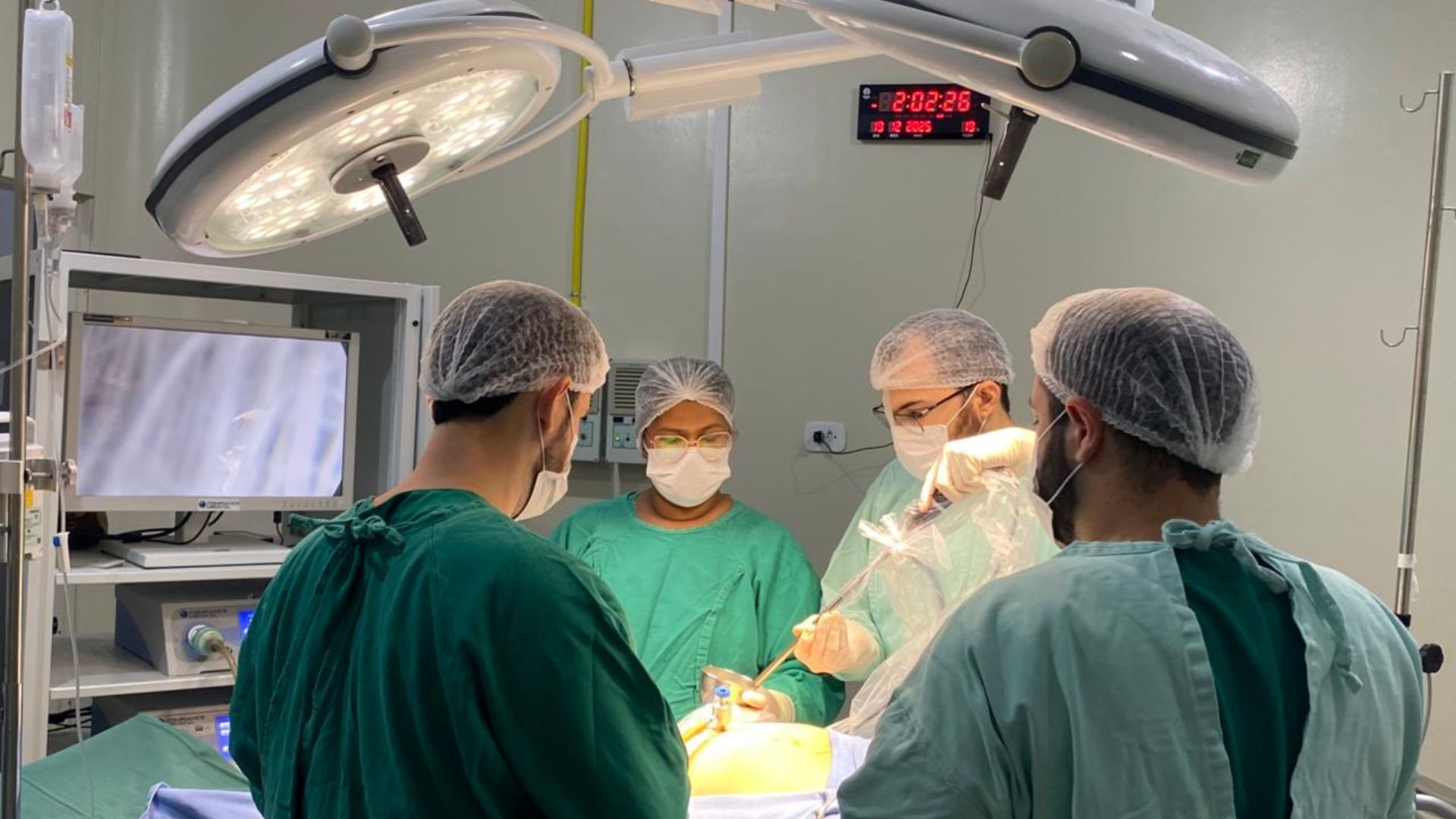 A hernioplastia por videolaparoscopia posiciona o HEDA entre as unidades que mais realiza cirurgias eletivas no Estado e amplia a oferta de cirurgias minimamente invasivas. (Foto: Camila Neto)